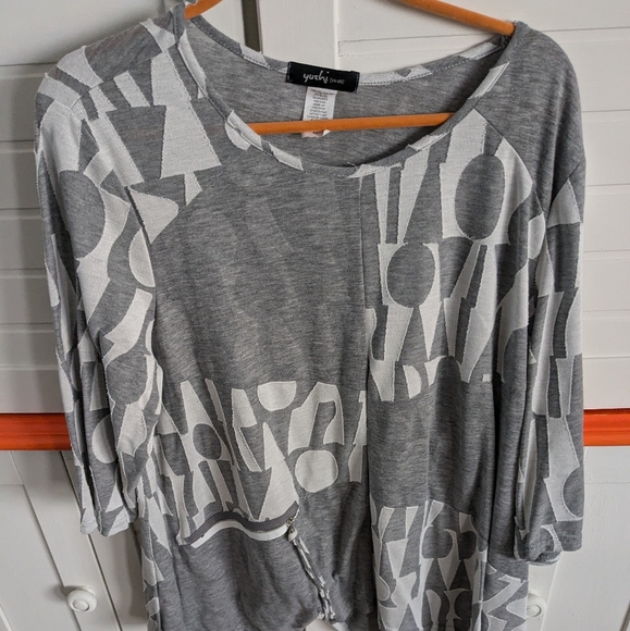 Gray and white geometric shaped blouse - Picture 1 of 3